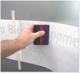 pose autocollant sans bulle avec papier transfert