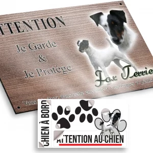 Plaque attention au chien Deux Fox Terriers avec un fond jaune et du texte en dessous.