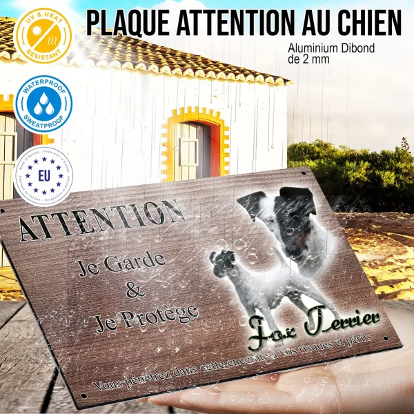 Panneau attention au chien Deux Fox Terriers avec un fond jaune et du texte en dessous.