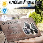 Plaque attention au chien Berger Belges, fond chêne, en situation