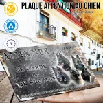 Plaque attention au chien Berger Belges, fond vintage, en situation