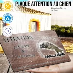 Plaque attention au chien Malinois De Mondioring, fond chêne, en situation