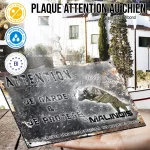 Plaque attention au chien Malinois De Mondioring, fond vintage, en situation