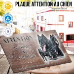 Plaque attention au chien Berger Belge Groenendael, fond chêne, en situation