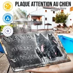 Plaque attention au chien Berger Belge Groenendael, fond vintage, en situation