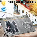 Plaque attention au chien Berger Belge Groenendael, fond chasse, en situation