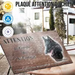 Plaque attention au chien Chien Groenendael, fond chêne, en situation