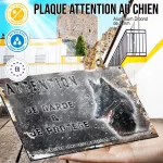Plaque attention au chien Chien Groenendael, fond vintage, en situation