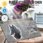 Plaque attention au chien Chien Groenendael, fond chasse, en situation