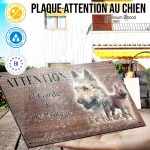 Plaque attention au chien Laekenois, fond chêne, en situation