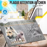 Plaque attention au chien Laekenois, fond chasse, en situation