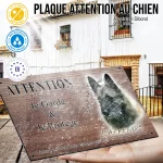 Plaque attention au chien Berger Belge Laekenois, fond chêne, en situation
