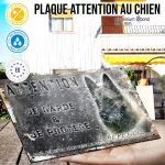 Plaque attention au chien Berger Belge Laekenois, fond vintage, en situation
