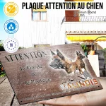 Plaque attention au chien Malinois Militaire, fond chêne, en situation