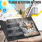 Plaque attention au chien Malinois Militaire, fond gris anthracite, en situation