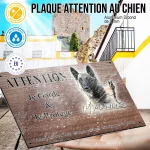 Plaque attention au chien Malinois Noir, fond chêne, en situation