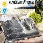 Plaque attention au chien Malinois Noir, fond vintage, en situation