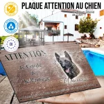 Plaque attention au chien Malinois De Ring, fond chêne, en situation