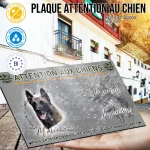 Plaque attention au chien Malinois De Ring, fond chasse, en situation