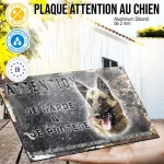 Plaque attention au chien Malinois Champion, fond vintage, en situation