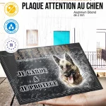 Plaque attention au chien Malinois Champion, fond gris anthracite, en situation