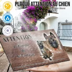 Plaque attention au chien Chiots Malinois, fond chêne, en situation