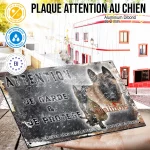 Plaque attention au chien Chiots Malinois, fond vintage, en situation