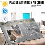 Plaque attention au chien Chiots Malinois, fond chasse, en situation