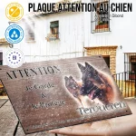 Plaque attention au chien Tervueren, fond chêne, en situation