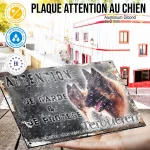Plaque attention au chien Tervueren, fond vintage, en situation