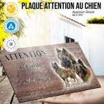 Plaque attention au chien Tervueren Fauve, fond chêne, en situation