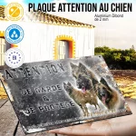 Plaque attention au chien Tervueren Fauve, fond vintage, en situation