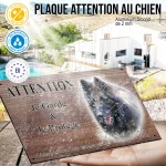 Plaque attention au chien Tervueren Noir, fond chêne, en situation