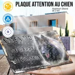 Plaque attention au chien Tervueren Noir, fond vintage, en situation