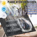 Plaque attention au chien Tervueren Noir, fond gris anthracite, en situation