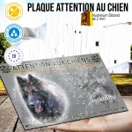 Plaque attention au chien Tervueren Noir, fond chasse, en situation