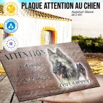 Plaque attention au chien Tervueren Sable, fond chêne, en situation