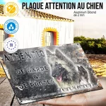 Plaque attention au chien Tervueren Sable, fond vintage, en situation