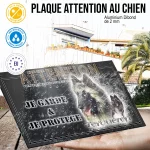 Plaque attention au chien Tervueren Sable, fond gris anthracite, en situation
