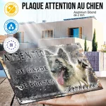 Plaque attention au chien Berger Belge Tervueren, fond vintage, en situation
