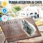 Plaque attention au chien Tervueren Eleveur, fond chêne, en situation