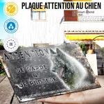 Plaque attention au chien Tervueren Eleveur, fond vintage, en situation