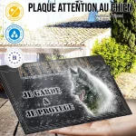 Plaque attention au chien Tervueren Eleveur, fond gris anthracite, en situation