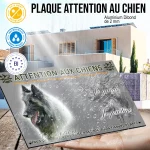 Plaque attention au chien Tervueren Eleveur, fond chasse, en situation