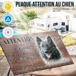 Plaque attention au chien Tervueren De Travail, fond chêne, en situation