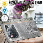 Plaque attention au chien Tervueren De Travail, fond chasse, en situation