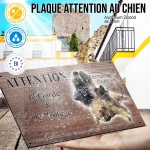 Plaque attention au chien Chiot Tervueren, fond chêne, en situation