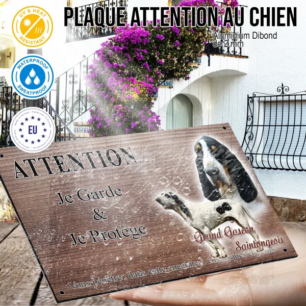 Panneau attention au chien Deux grands Gascons Saintongeois: un en gros plan et un entier