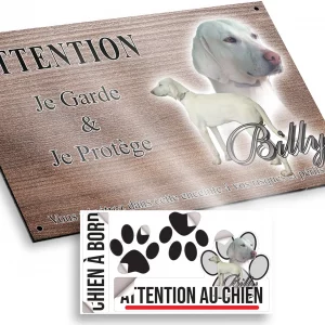 Plaque attention au chien Weimaraner blanc avec texte stylisé