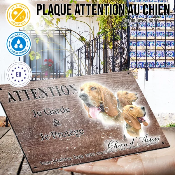Panneau attention au chien Chien d'Artois avec plusieurs têtes en arrière plan